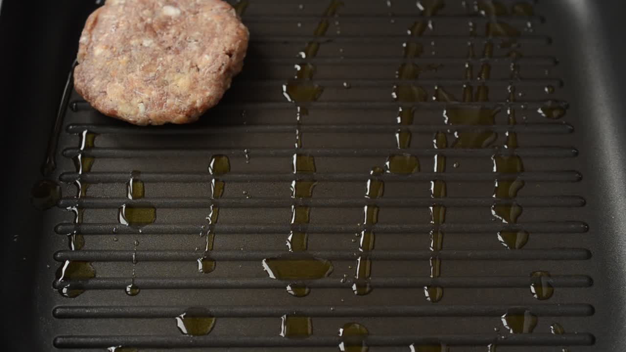 Frying pan, we prepare a sandwich. We prepare a sandwich