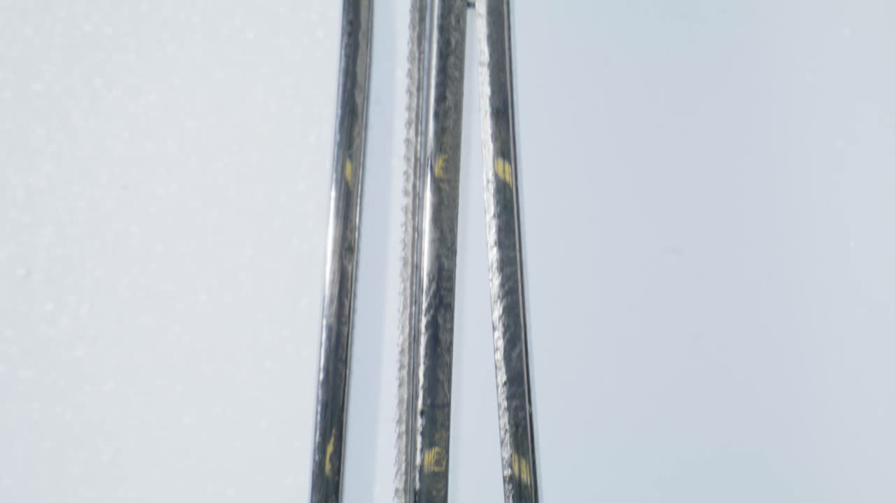 카메라가 아래로 움직이는 손 절단기의 매크로 뷰 클로즈업