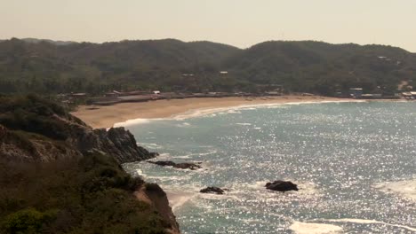 Faro-De-Bucerías-Con-Playa-Paraíso-Tropical-Durante-El-Verano-En-Michoacán,-México