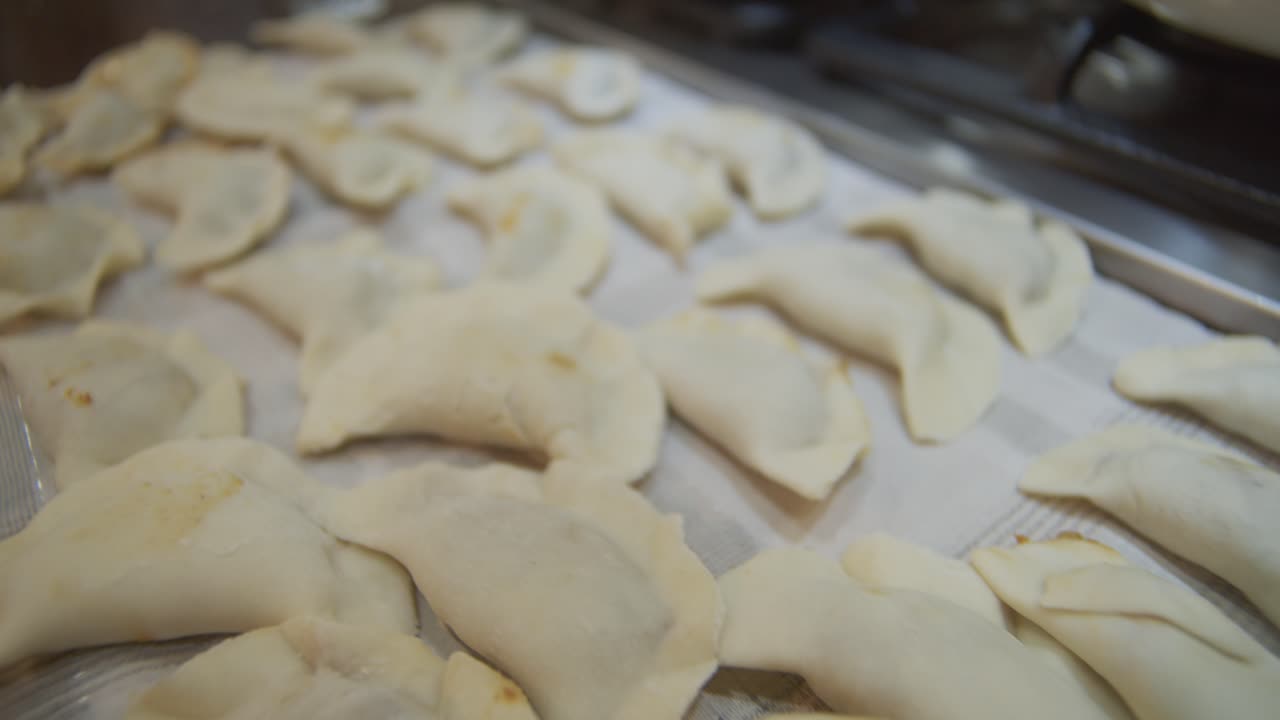 Preparazione dell'impasto e del ripieno dei pierogi in una cucina domestica