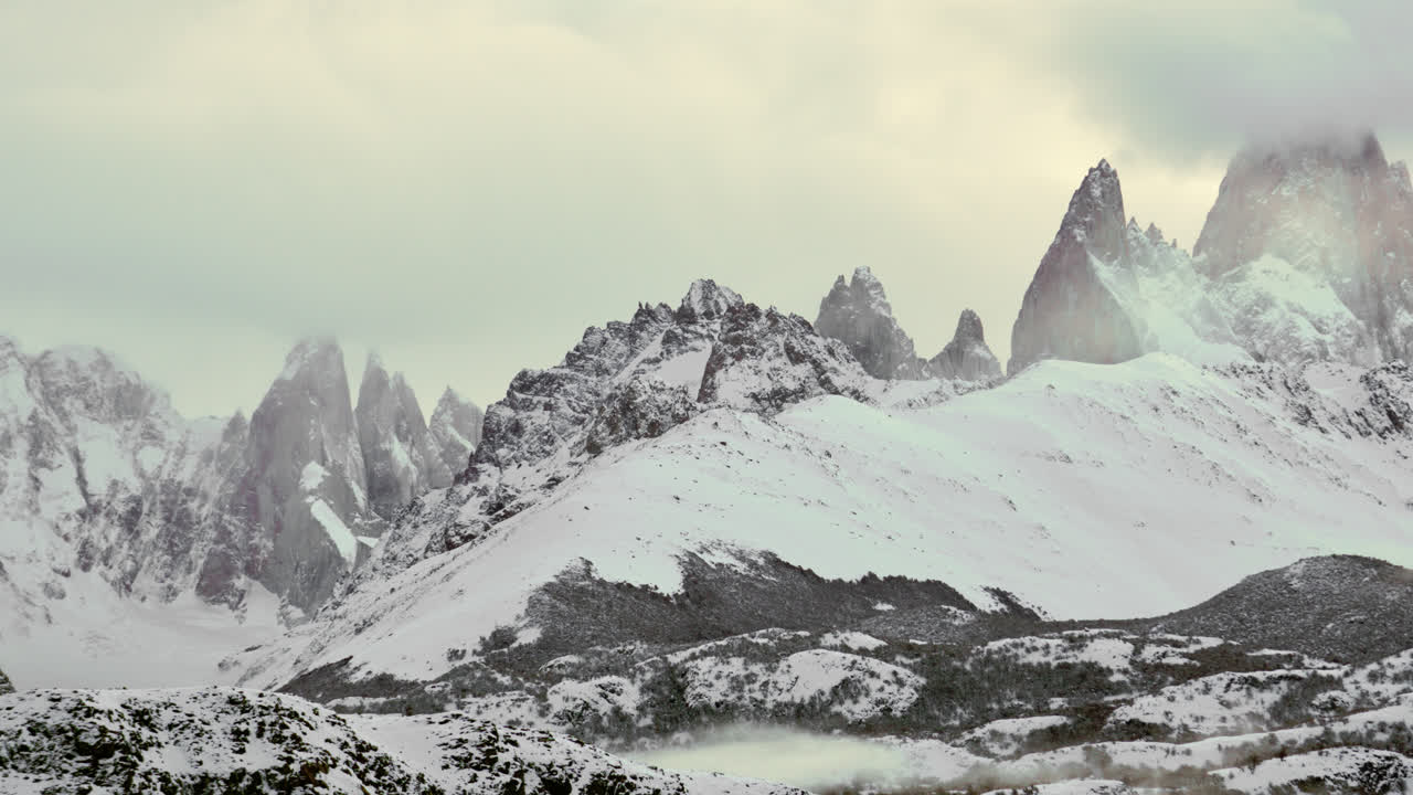 Cime montuose innevate in Patagonia