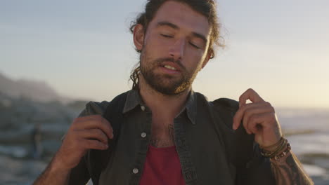 Retrato-De-Un-Hombre-Encantador-Y-Confiado-Sonriendo-Amigable-En-La-Playa