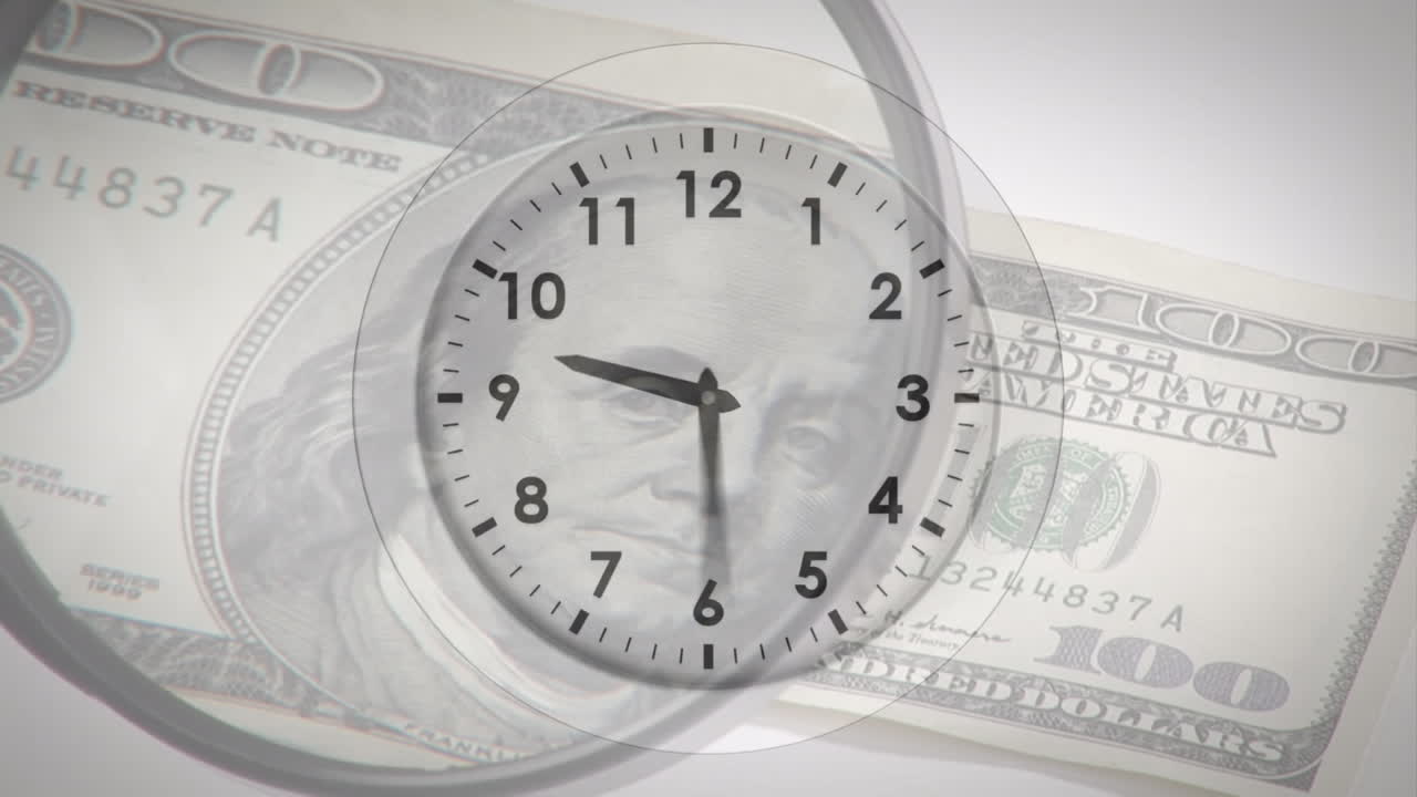 Animación de reloj haciendo tic-tac y lupa sobre un billete de dólar americano