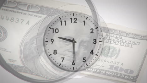 animación del reloj y la lupa sobre el billete de moneda del dólar estadounidense.