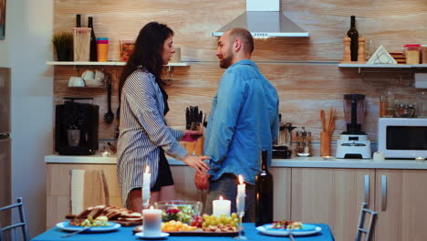 hombre coqueteando durante una cita romántica
