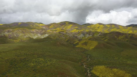 Carrizo-Plain-National-Monument-Gegen-Bewölkten-Himmel-In-Kalifornien,-Usa---Luftdrohnenaufnahme