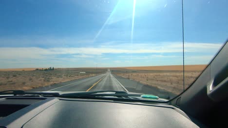 punto de vista del parabrisas del lado del pasajero mientras conduce a través de una zona agrícola del este del estado de washington
