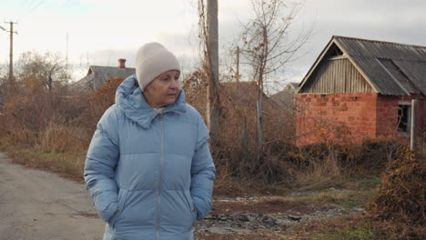 mujer anciana en un entorno rural