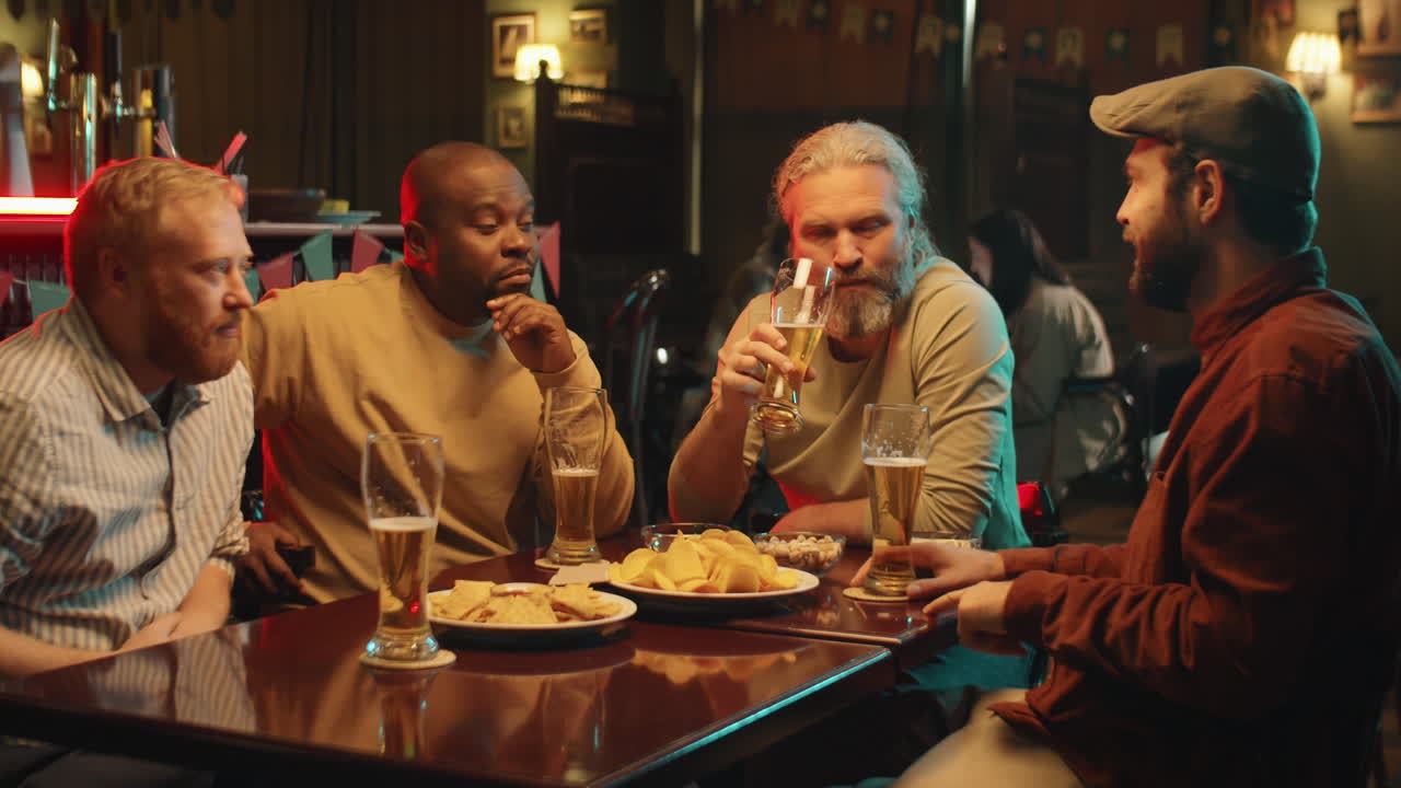 친구 들 이 함께 맥주 를 마시는 것