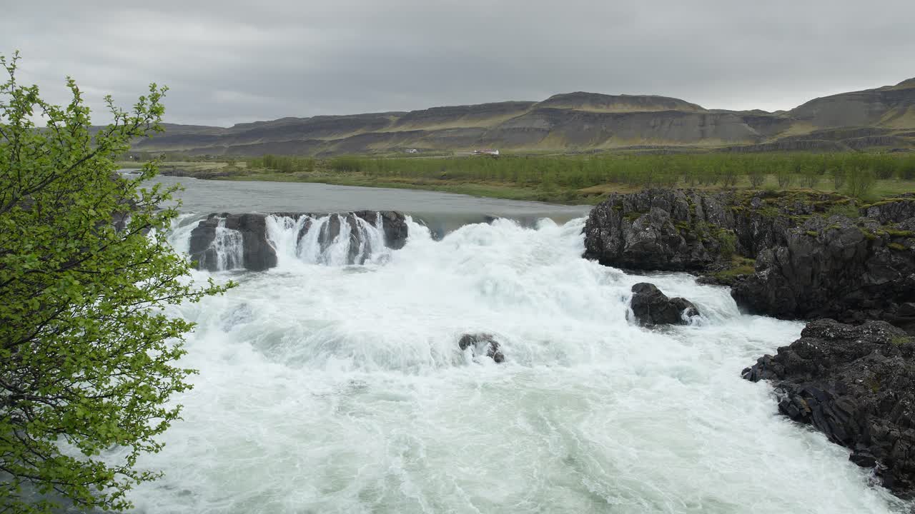 el majestuoso paisaje de islandia con cascadas en cascada y colinas onduladas