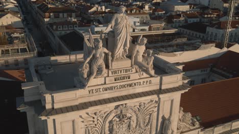 Flächendrohnenaufnahmen-Des-Historischen-Zentrums-Praca-Do-Comercio-Stadtplatz-In-Lissabon,-Portugal,-Gefilmt-Bei-Sonnenuntergang