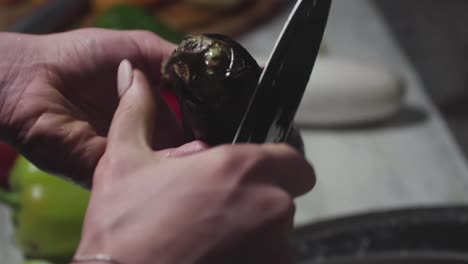 las manos de las mujeres lavan, pelan y cortan las verduras en estofado de verduras