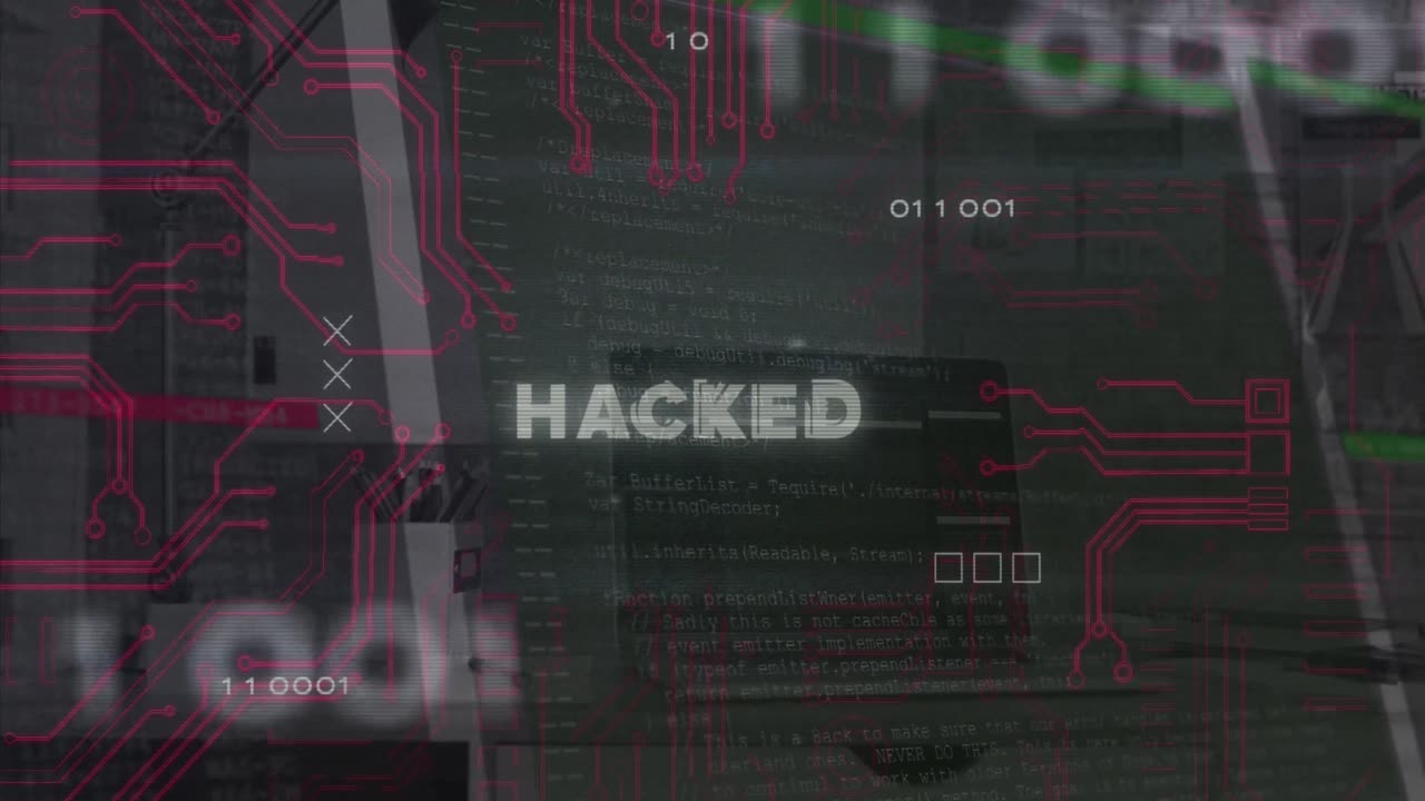 animación de texto hackeado sobre la textura de la placa de circuito y el lenguaje de programación contra la computadora portátil en la mesa