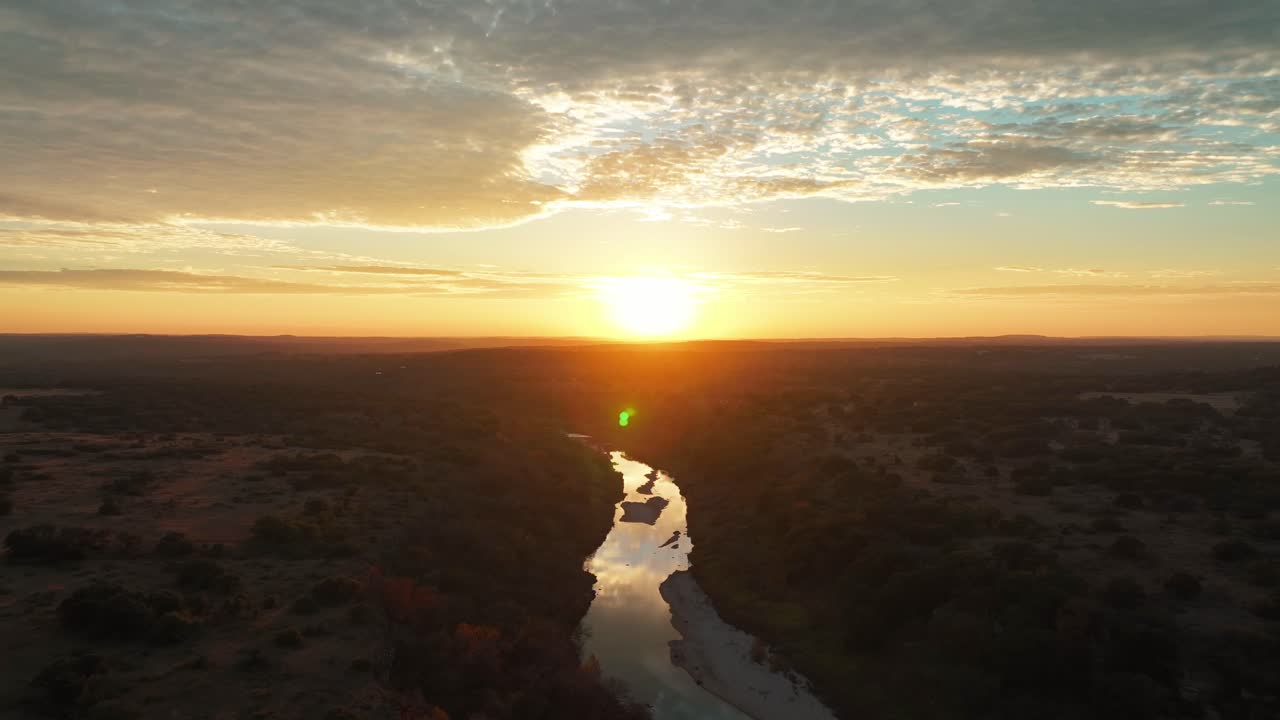 majestuoso sol en el horizonte sobre el río llano en texas, estados unidos