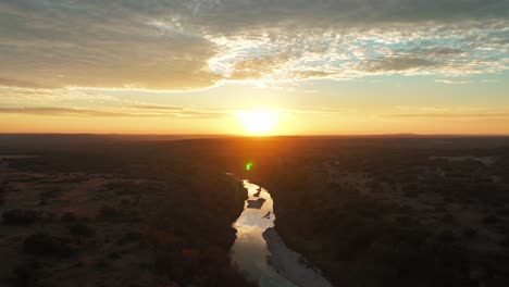 Majestätische-Sonne-Am-Horizont-über-Dem-Llano-River-In-Texas,-Vereinigte-Staaten