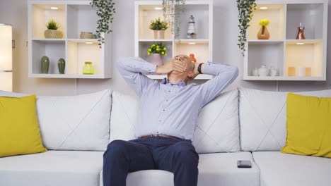 Anciano-Cansado-Y-Somnoliento.-El-Viejo-Está-Durmiendo-La-Siesta.