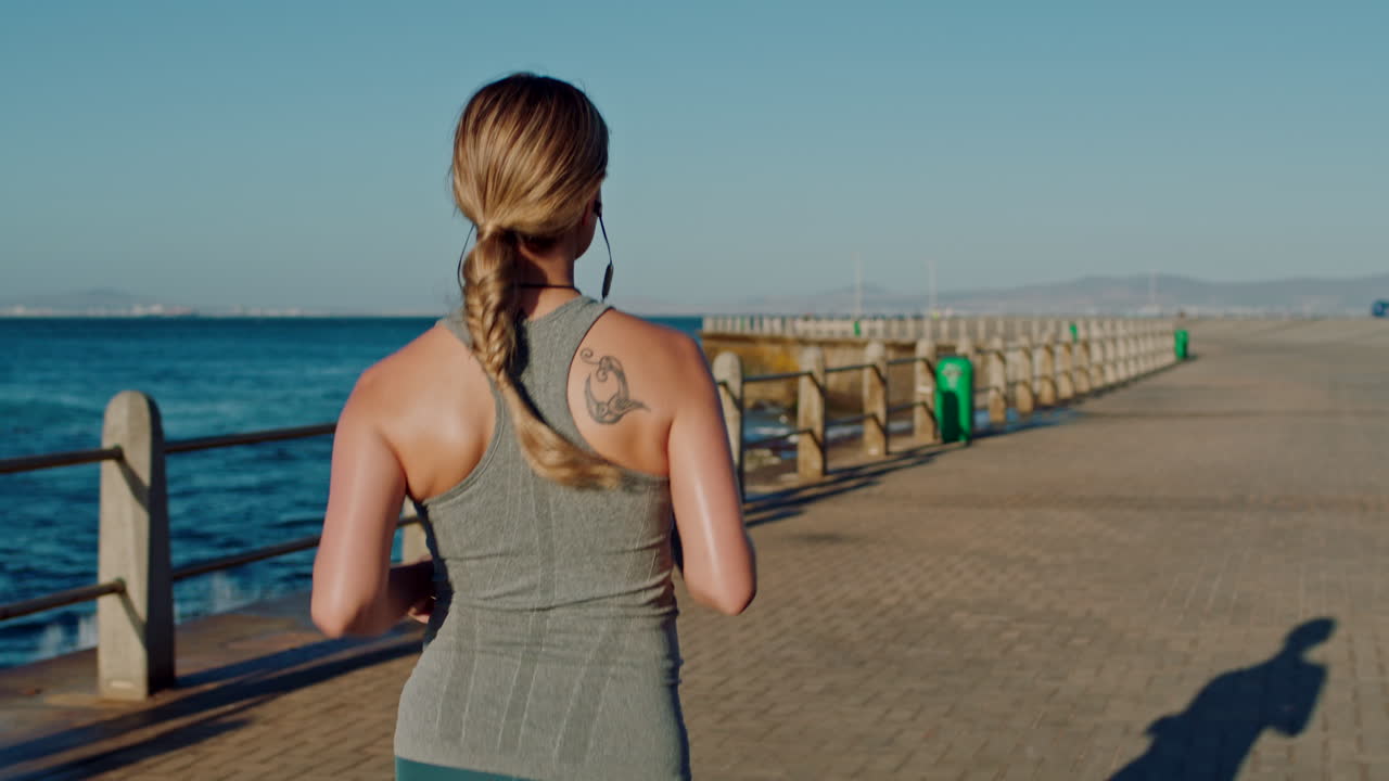 correr, mujer y acondicionamiento físico en la playa