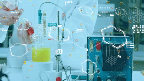 animación del procesamiento de datos sobre un científico caucásico en el laboratorio