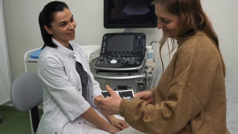 mulher no consultório do médico.