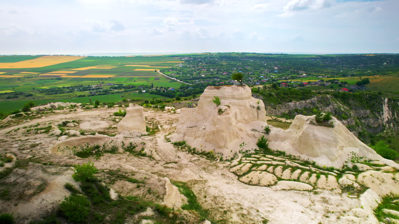 Vista aerea con drone della Piccola Svizzera della Moldavia situata a Fetești. Ex cava di calcare con insolite morfologie del terreno. Albero solitario in cima a una roccia