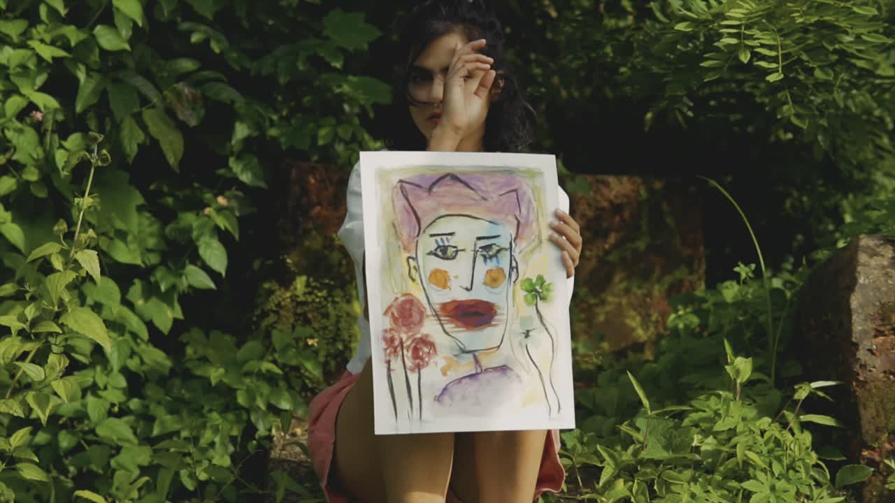 슬픈 얼굴 테마와 함께 표현주의 그림을 보여주는 아름다운 젊은 인도 소녀