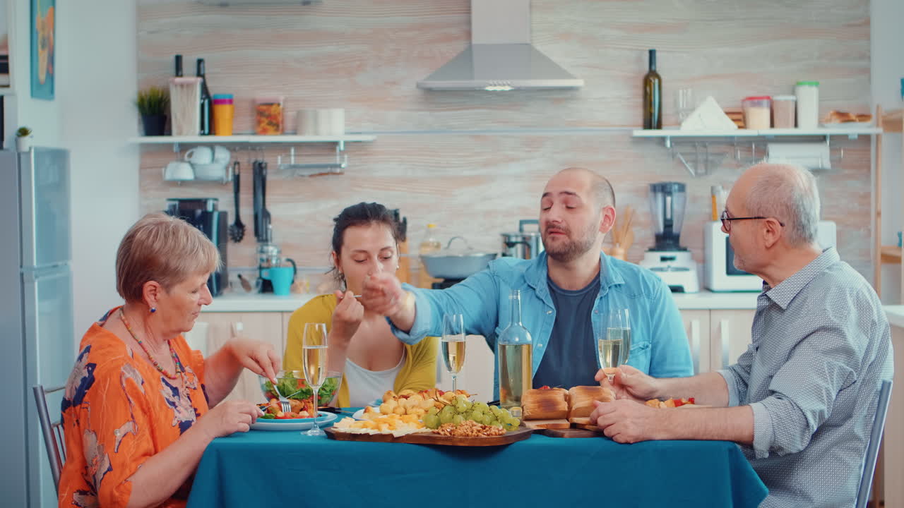 저녁 식사 중에 얘기하는 남자