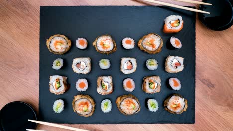 los rollos de sushi aparecen y desaparecen en un plato