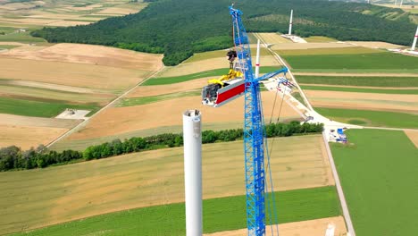 instalación de turbinas eólicas en campos agrícolas - disparo aéreo de drones