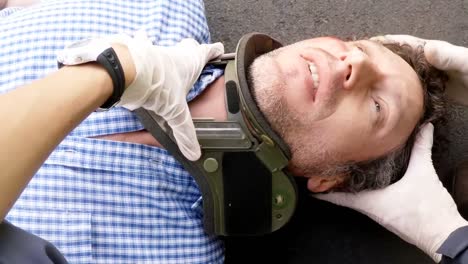 paramédico que utiliza un desfibrilador externo durante la reanimación cardiopulmonar
