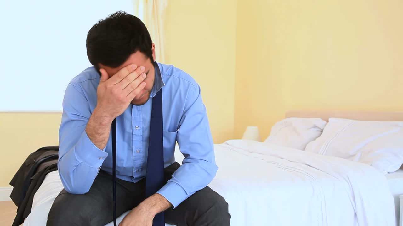 침대에서 울고 있는 사업