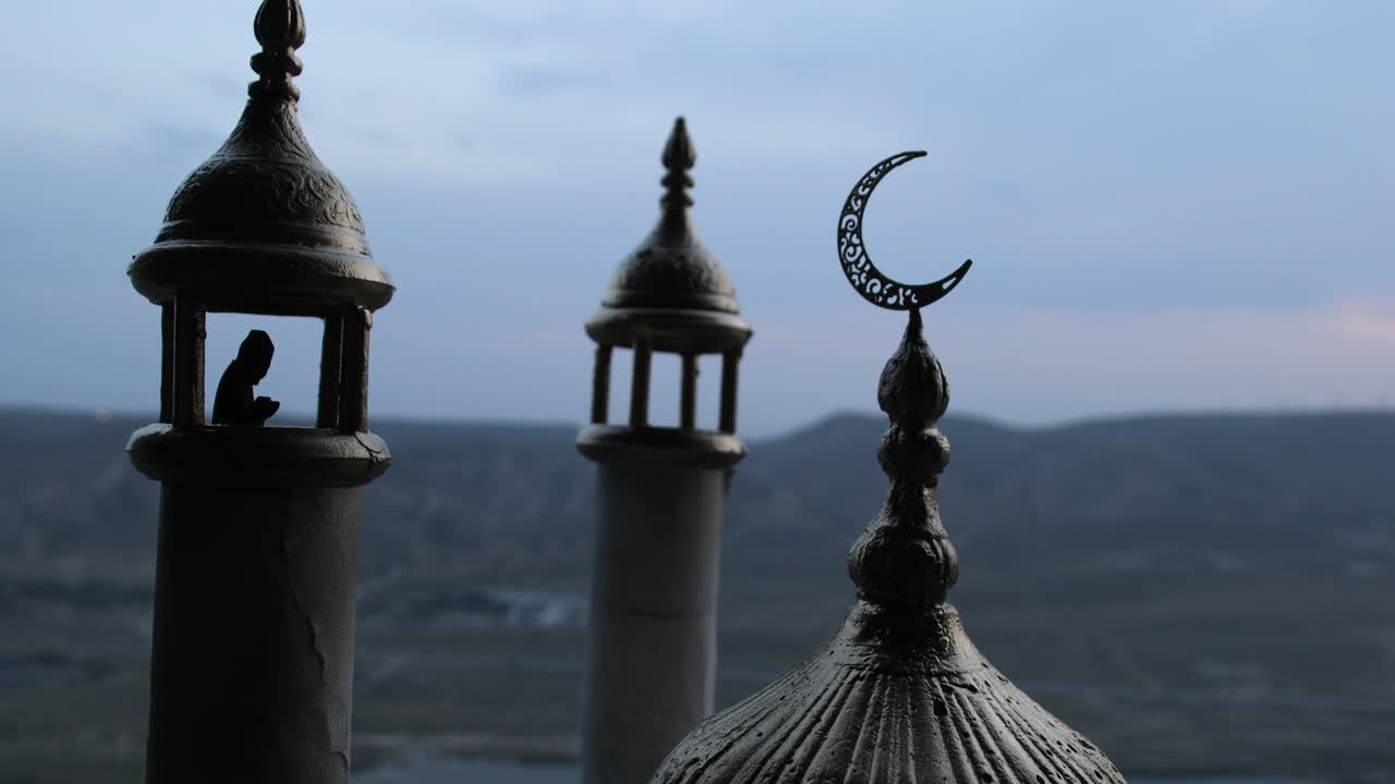 silueta del edificio de la mezquita al atardecer. fondo de ramadán kareem. miniatura realista de la mesquita con silueta de oración. enfoque selectivo