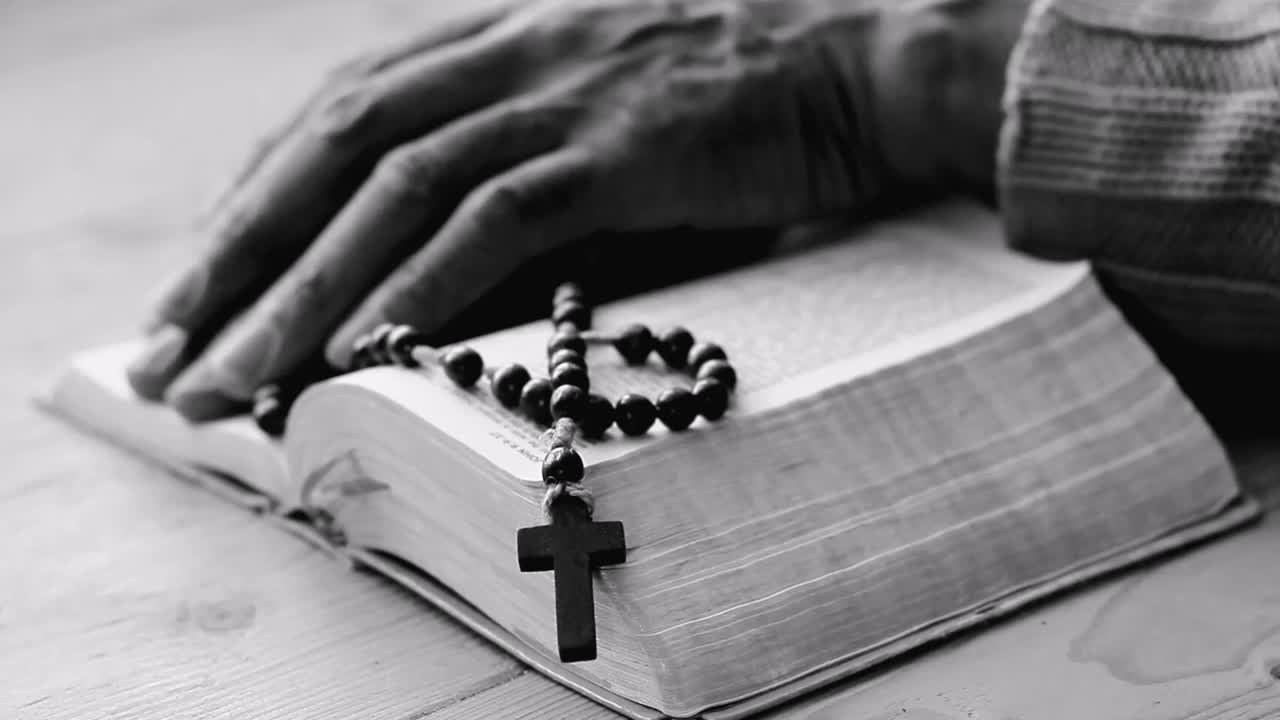 성경으로 하나님께 기도하는 것, 사람들과 함께 충실하게 배하는 것, 스 영상, 스 비디오