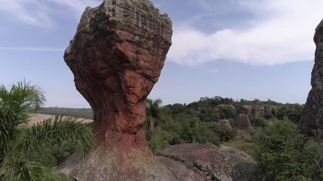 Bella formazione rocciosa di arenaria a forma di coppa in Brasile