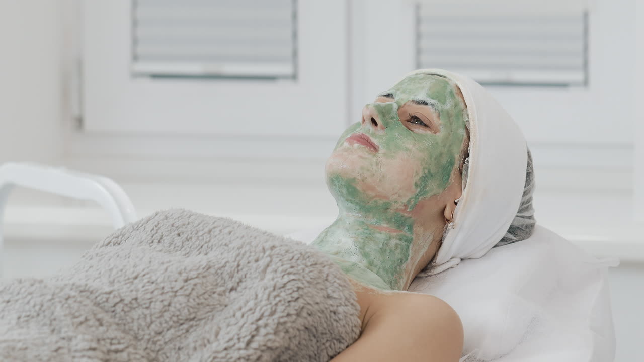 Facial Treatment with Mask and Cleansing