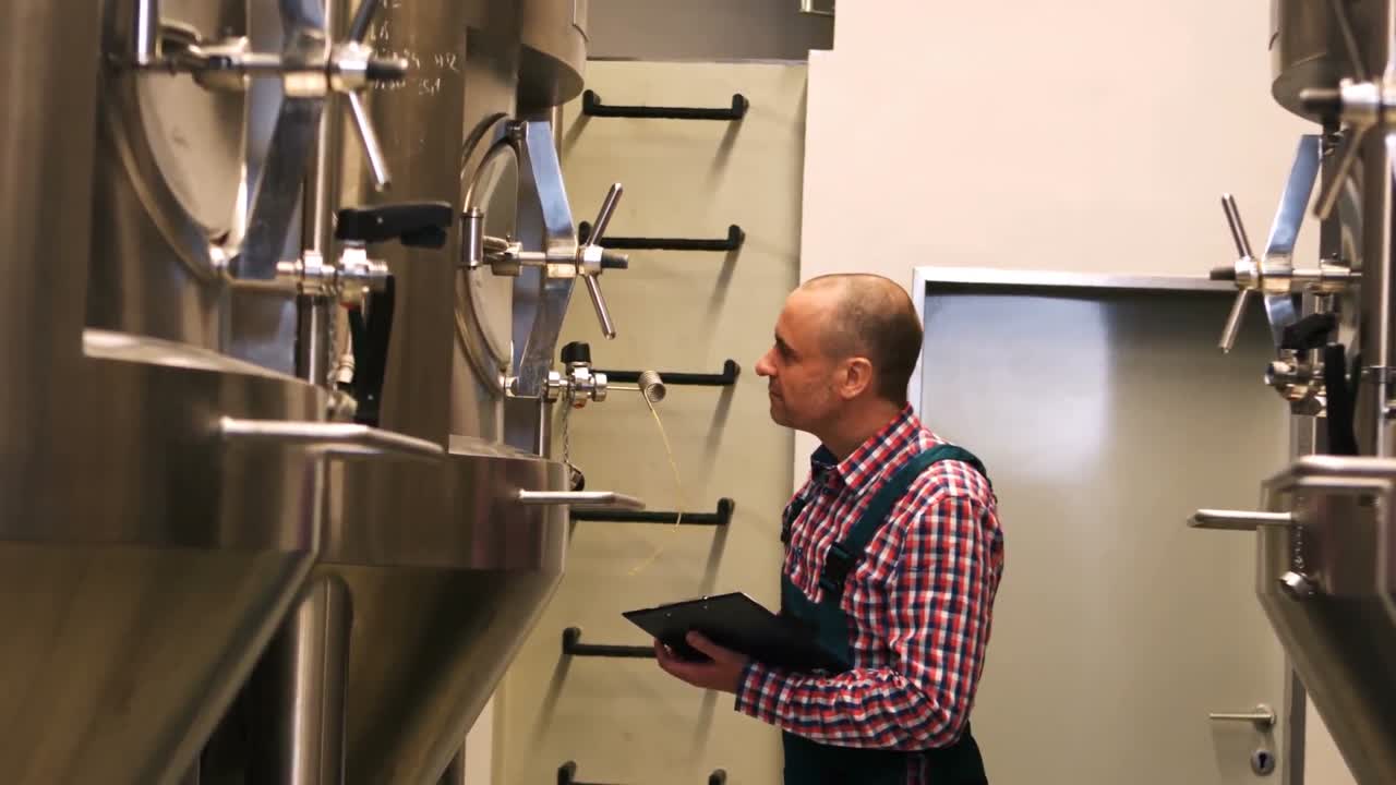 Обслуживающий работник пишет в буфер обмена