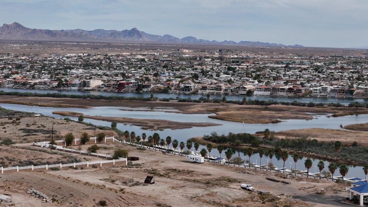 Laughlin, Nevada, USA e Big Bend del fiume Colorado, veduta aerea con drone.