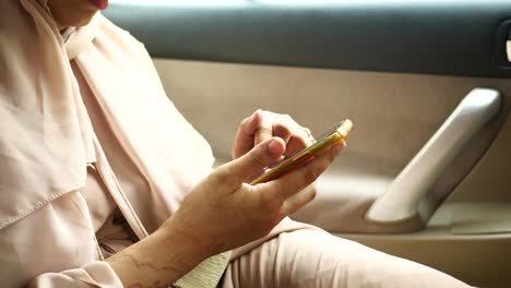 Women-using-smart-phone-in-a-car