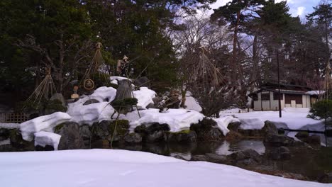 hermoso jardín paisajístico japonés nevado en invierno