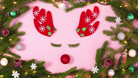 rano de navidad parpadeando con pestañas rodeado de ramas de pino y decoración.