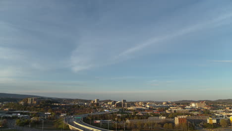 Langsamer-Schwenk-Nach-Unten,-Beginnend-Im-Blauen-Himmel-Des-Sonnenuntergangs-Und-Enthüllt-Highway-27-Und-Die-Innenstadt-Von-Chattanooga,-Tennessee