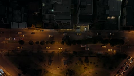 Absteigende-Top-Down-Aufnahme-Des-Verkehrs-Auf-Der-Hauptstraße-In-Quito-City-Während-Der-Nacht,-Ecuador