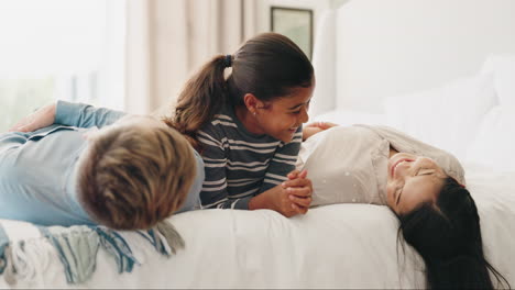 padres, cama y niño jugando en un dormitorio