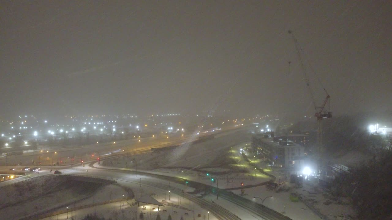 Zona industrial con tormenta de nieve donde se están realizando nuevas construcciones y desarrollos en las cercanías de Montreal, Quebec, Canadá