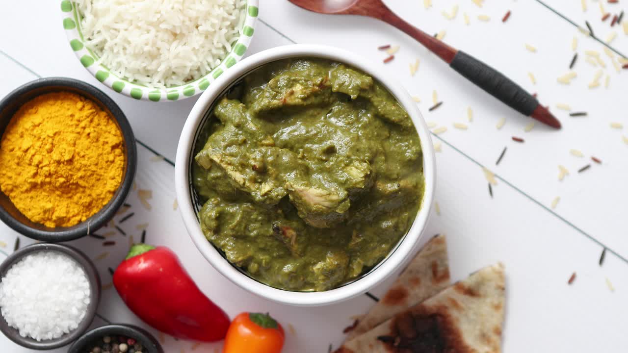 curry tradicional de pollo korai del sur de la india con menta y cilantro