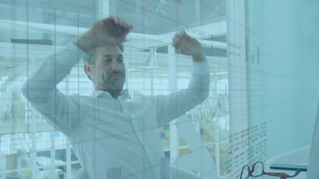 animación de múltiples gráficos, tablero de negociación, hombre caucásico feliz relajándose después de trabajar en el escritorio