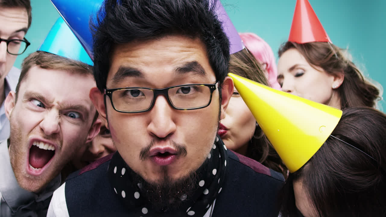 거품과 함께 춤을 추는 행복한 사람들의 멀티 인종 그룹 느린 동작 파티 사진 부스