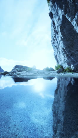 lago de montaña tranquilo con un claro reflejo del cielo y las montañas circundantes