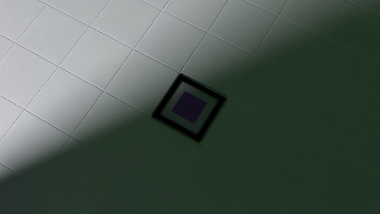 cubo de vidrio púrpura en un marco de metal