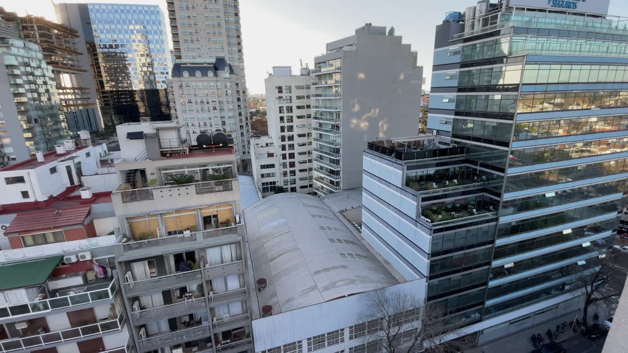 visión general de la zona en buenos aires, pantalla ancha, edificios de gran altura y cielo azul claro