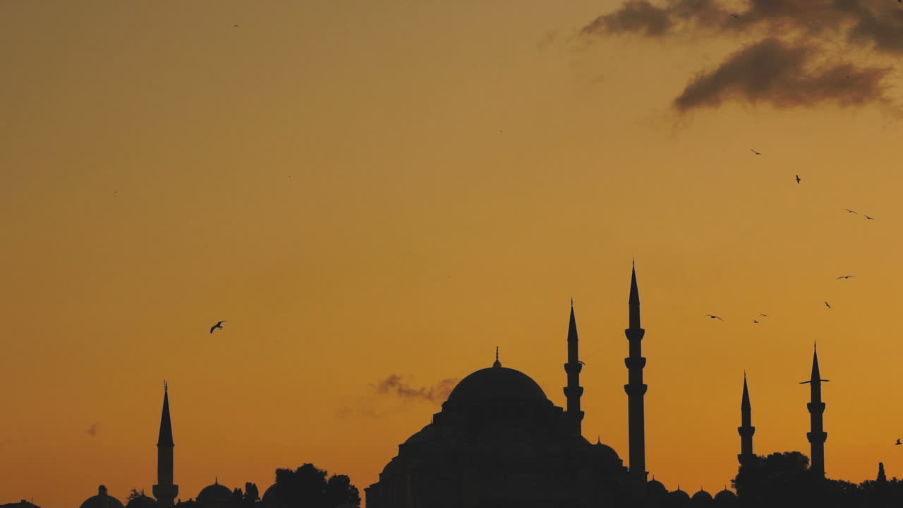 Silhouette di moschee al tramonto